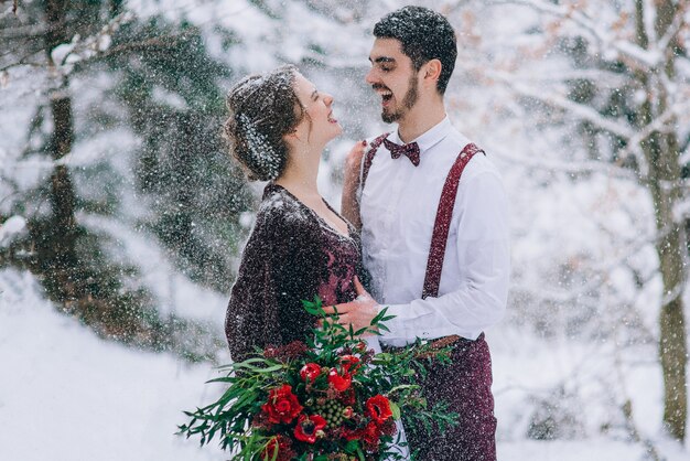 Bruidegom en bruid in de bergen Karpaten
