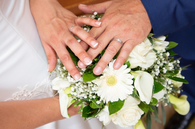 Bruidegom man en bruid vrouw handen met trouwringen
