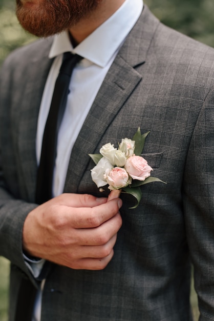 Bruidegom met corsages in pakdetails