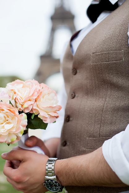 Bruidegom met een boeket witte madeliefjes boeket witte bloemen in mannelijke handen