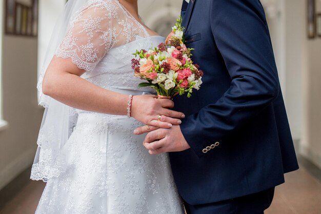 Bruidegom met een bruid en een boeket bloemen