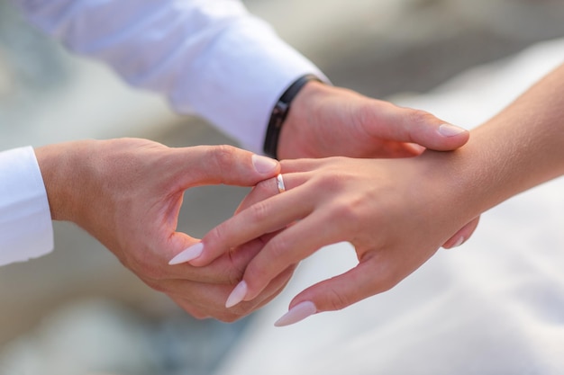 Bruidegom slipring aan vinger van bruid op bruiloft