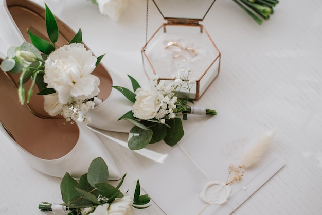 Bruiden bruiloft accessoires ring boeketten en uitnodigingskaart op plat lag trouwdag