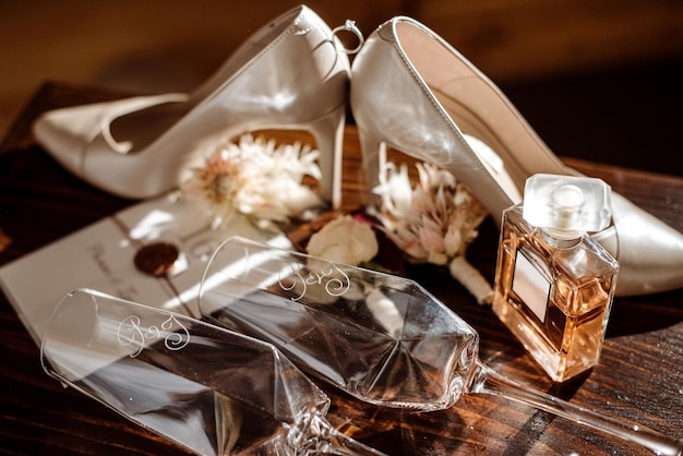 Bruiden bruiloft accessoires ring boeketten en uitnodigingskaart op plat lag trouwdag