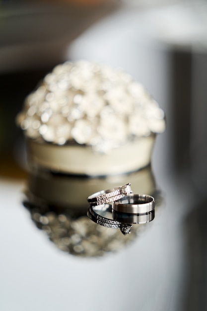 Bruidhuwelijk met schoenen en verlovingsringen, close-up wordt geplaatst dat.