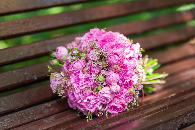 Bruids boeket met roze en lila rozen. Traditionele bloemensamenstelling voor huwelijksceremonie