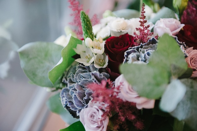 Bruids boeket van bloemen van de bruid dichte omhooggaand