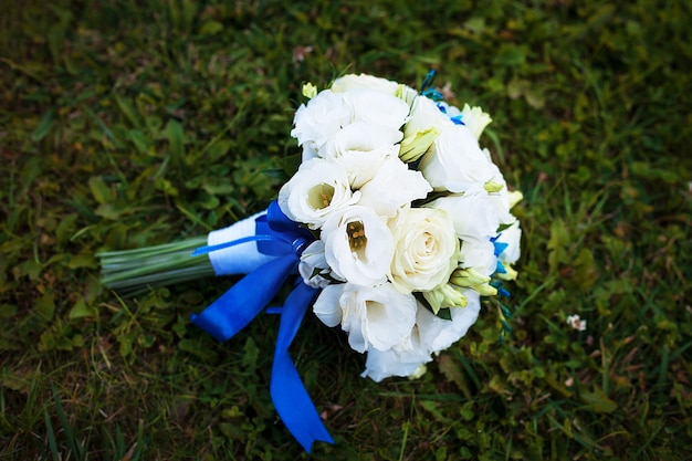 Bruids boeket van verschillende bloemen op grond