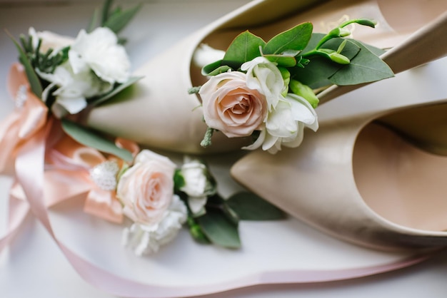 Bruidsaccessoires voorbereidingen voor trouwdag, schoenen en buttohole