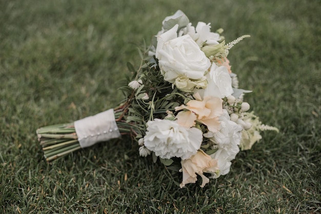 Bruidsboeket bloemen ligt in het gras