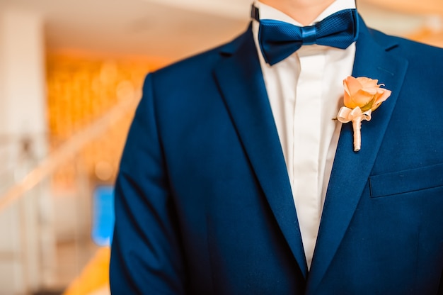 Bruidsboeket een corsages op een pak van de bruidegom vlinderdas en corsages op een blauw pak