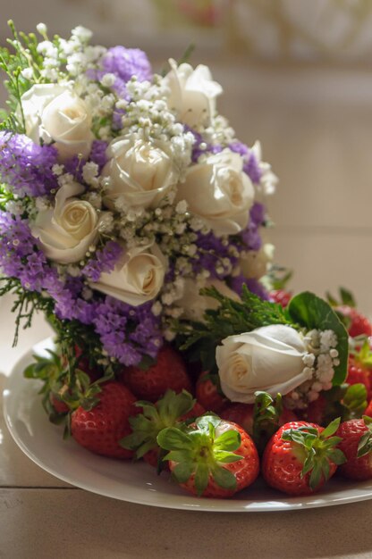 Bruidsboeket en corsages van witte rozen