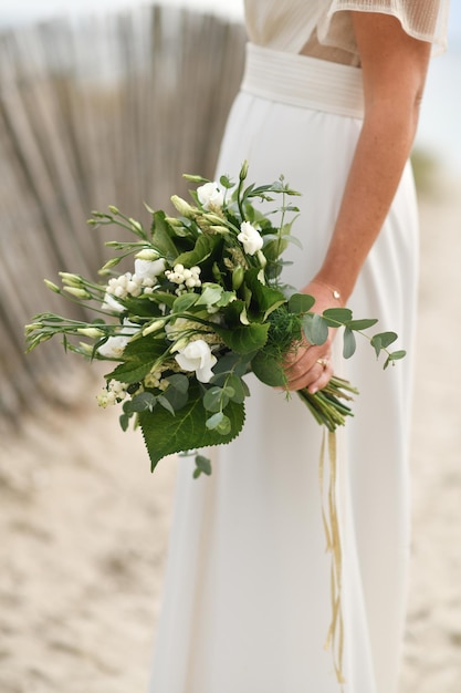 Bruidsboeket met de lisianthus en eucalyptus