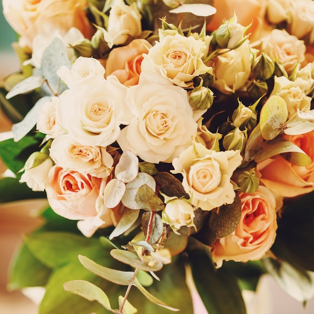 Bruidsboeket met witte en crème kleine rozen