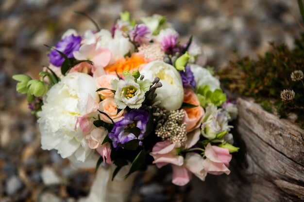 Foto bruidsboeket. roze-wit-paars bloemstuk.