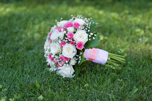 Bruidsboeket van grote en kleine rozen