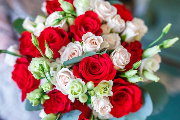 Bruidsboeket van witte en rode rozen