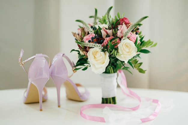 Bruidsboeket van witte en roze rozen buxus takken aronia veronica bloemen roze en wit