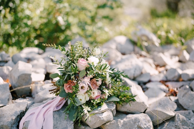 Bruidsboeket van witte en roze rozen eustoma takken van eucalyptusboom en buxus astilbe en