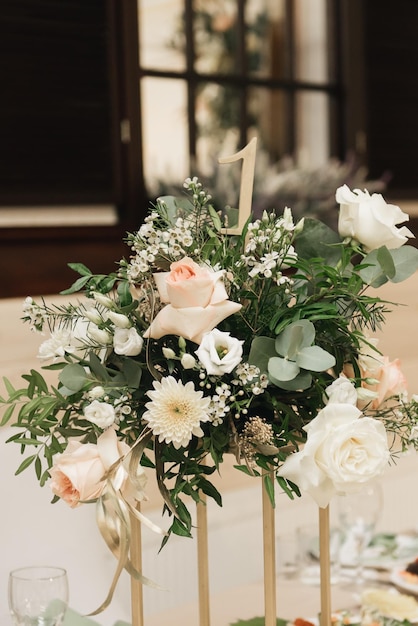 Bruidsboeket van witte pioenrozen en rozen