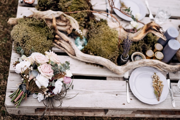 Bruidsboeket van witte rozen brunia en leucadendron boeket van gedroogde lavendel op de romanticus