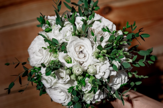 Bruidsboeket van witte rozen