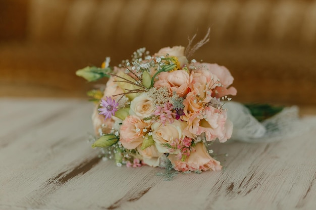 bruidsboeket verse oranje roze rozen en witte eustomas