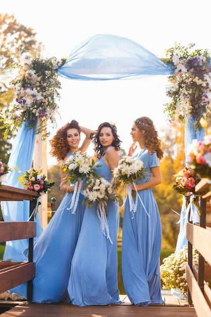 Bruidsmeisjes in het park op de trouwdag