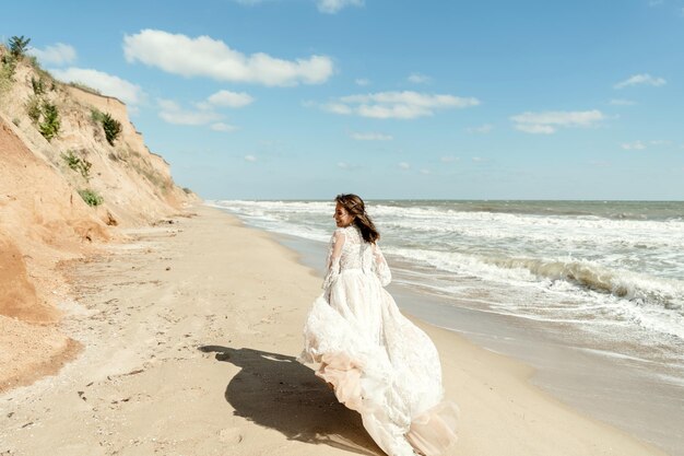 Bruidspaar aan zee