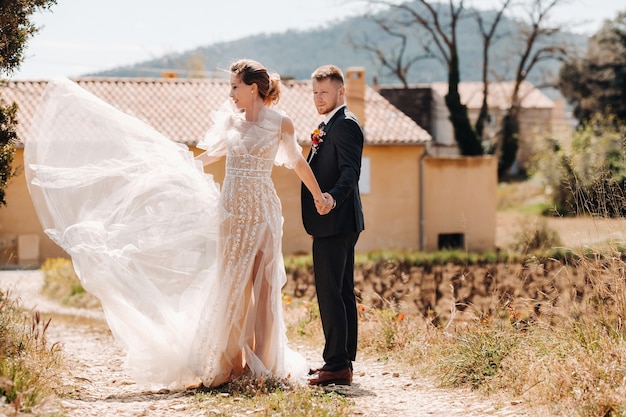 Bruidspaar in de buurt van een villa in Frankrijk. Bruiloft in de Provence
