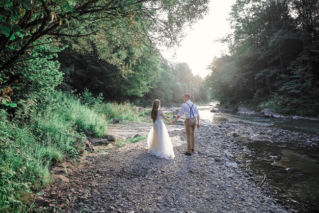 Foto bruidspaar in de buurt van rivier