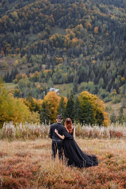Bruidspaar op een achtergrond van herfstbergen