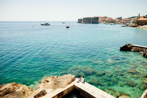 Bruidspaar op vakantie in Europa met uitzicht op zee Handen samen achteraanzicht Dubrovnik