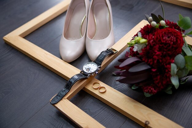 Bruidsschoenen boeket trouwringen voorbereidingen voor de ceremonie