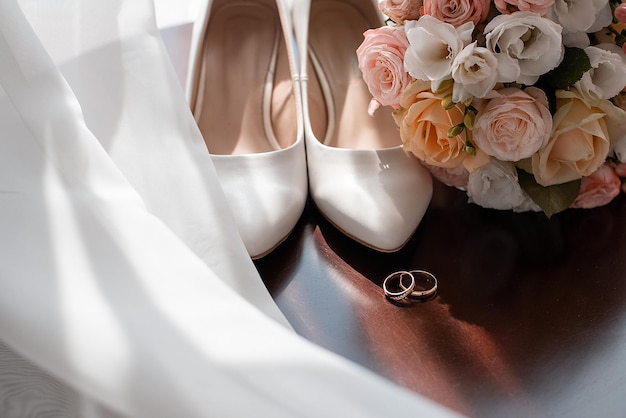 Bruidsschoenen boeket trouwringen voorbereidingen voor de ceremonie