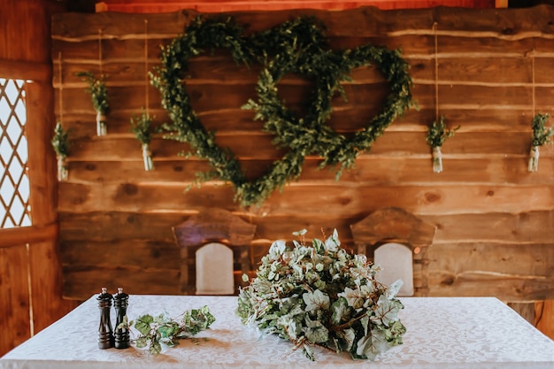 Bruiloft banket decoratie. Plaats voor de bruid en bruidegom versierd met bloemen en planten op het feest