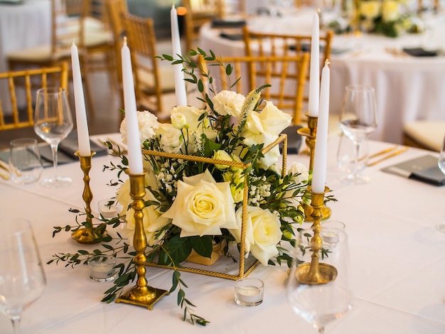 Bruiloft banketconcept stoelen en ronde tafel voor gasten geserveerd met snijmes en bloemen en crocker