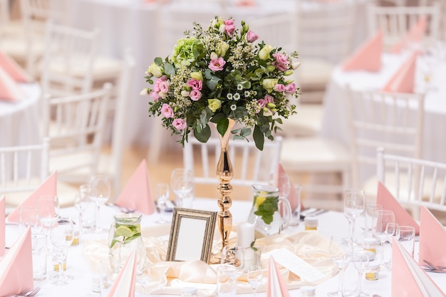 Bruiloft bloemboeket op een versierde feestelijke tafel.