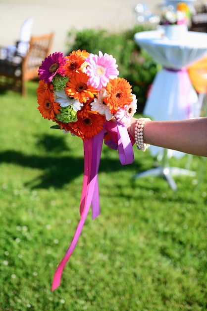 Bruiloft bloemen aan de kant van de bruid