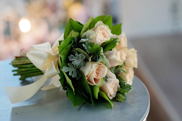 Bruiloft bloemen bruidsboeket close-up Ornament van rozen en sierplanten close-up selectieve aandacht niemand objecten