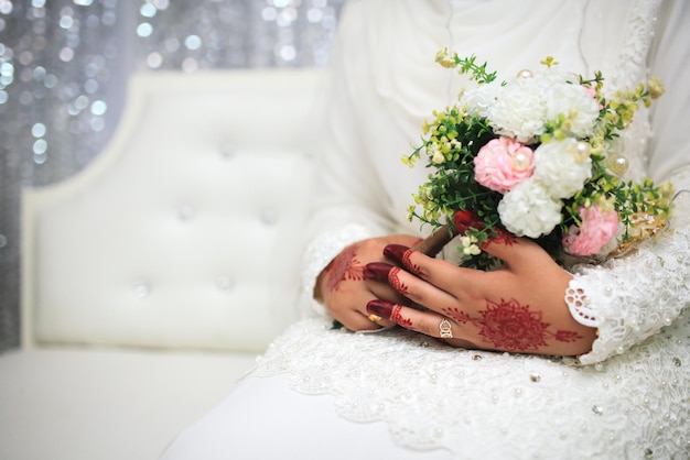 Bruiloft bloemen Vrouw met rood boeket met haar handen op trouwdag Selectieve aandacht