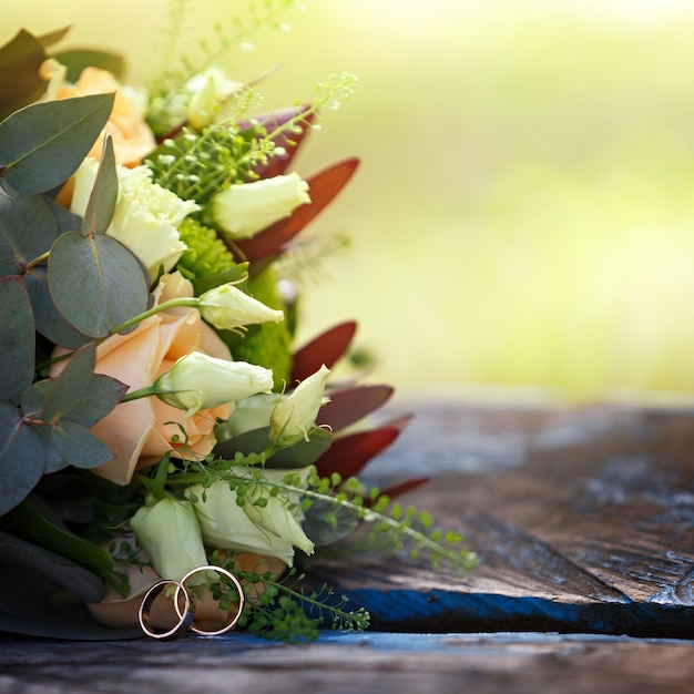 Foto bruiloft, boeket bloemen van de bruid met gouden ringen. decoratie voor de plechtige ceremonie.