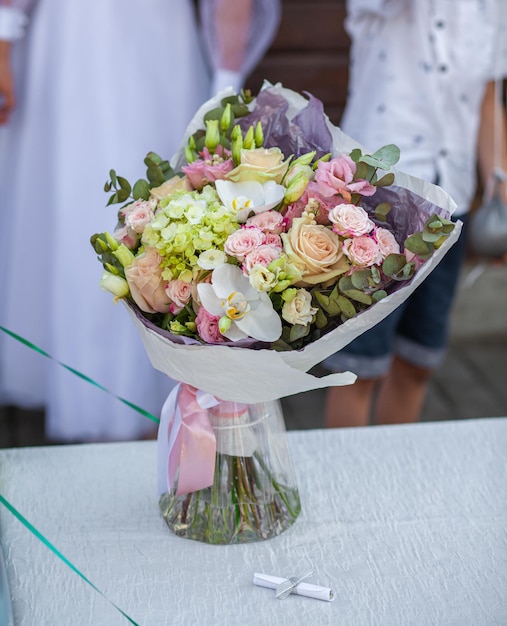 Bruiloft boeket close-up samenstelling van bloemen in een boeket