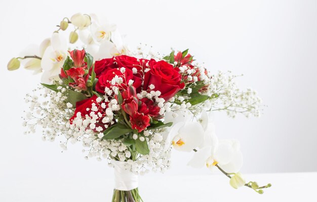 Bruiloft boeket in rode en witte kleuren op witte achtergrond
