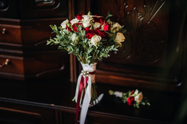 Bruiloft boeket met rozen en corsages.The decor op de bruiloft.