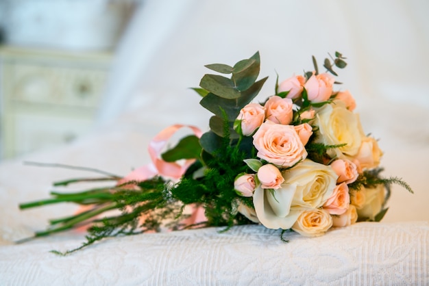 Bruiloft boeket van verschillende bloemen