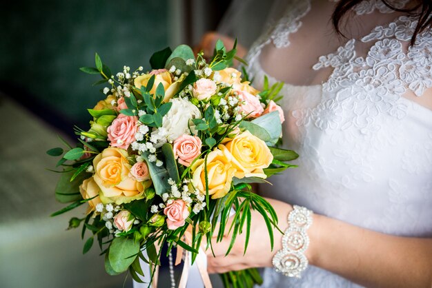 Bruiloft boeket van verschillende bloemen