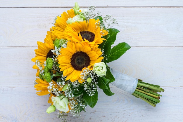 Bruiloft boeket van zonnebloem op een houten achtergrond Bovenaanzicht met kopie ruimte