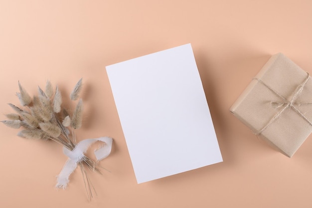Bruiloft briefpapier uitnodigingskaart mockup x op neutrale beige achtergrond met boho decoratie