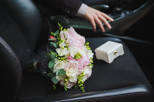 Bruiloft bruidsboeket met witte rozen Huwelijksceremonie Vrouw Pasgetrouwd